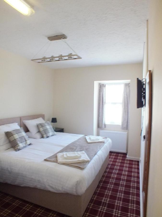 The Edinburgh Castle Bed & Breakfast Holyhead Exterior photo